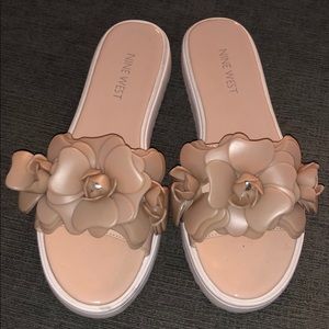 NINE WEST FLOWER SLIDE